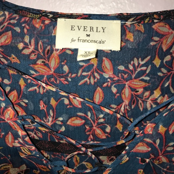 Francesca’s Floral Top - Picture 2 of 3